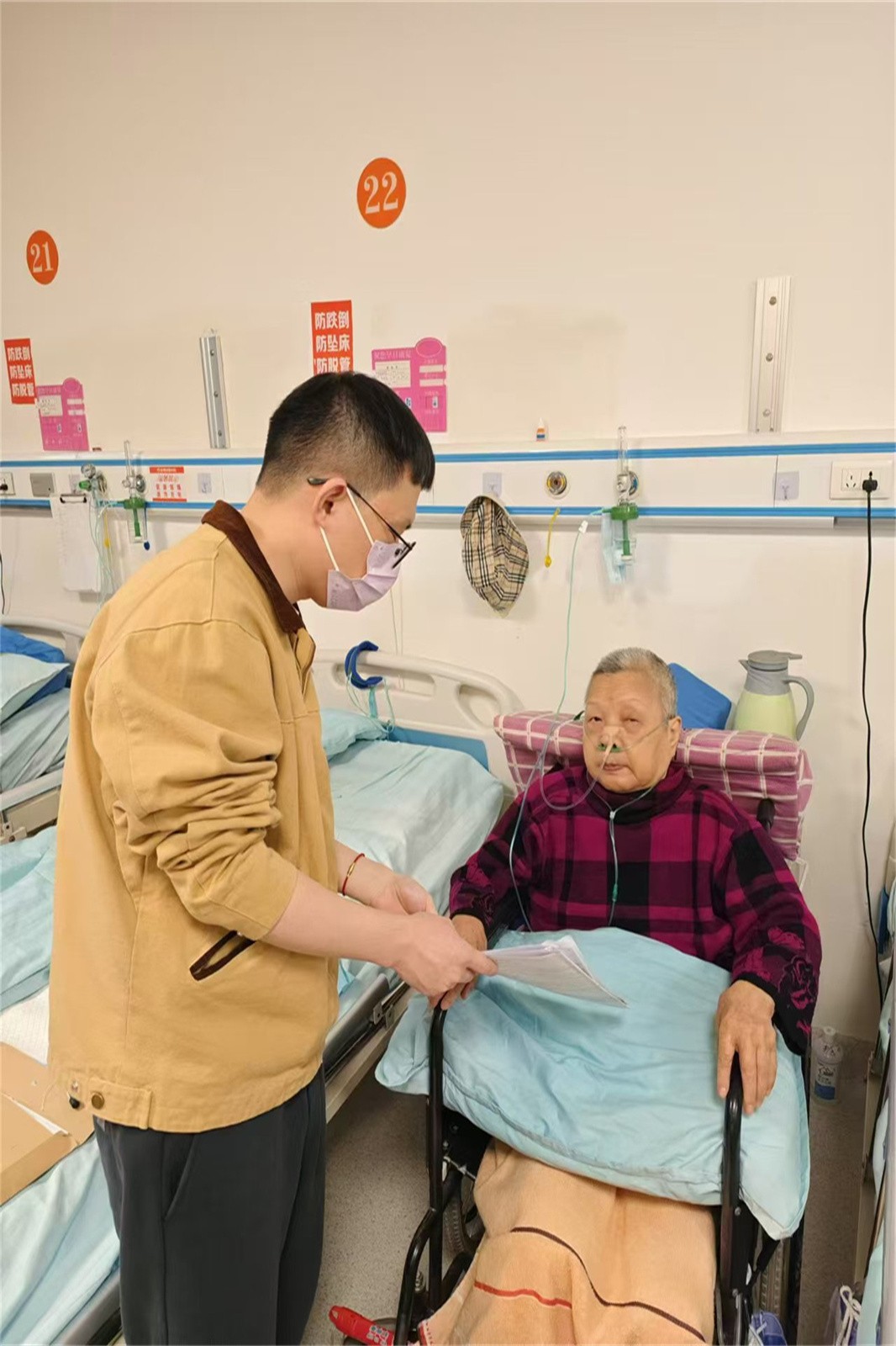 暖心服务进病房，，，，，，，业务办理零距离.jpg